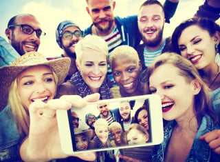 Facebook: pubblicare i selfie con l'amico senza consenso può costare il carcere