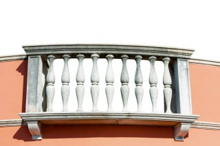 Balconi in condominio: chi paga le spese per l'intonaco?