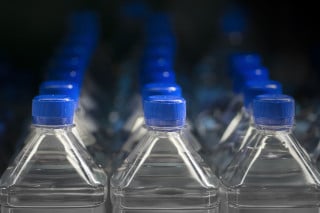 Acqua: verso l'addio alle bottiglie di plastica