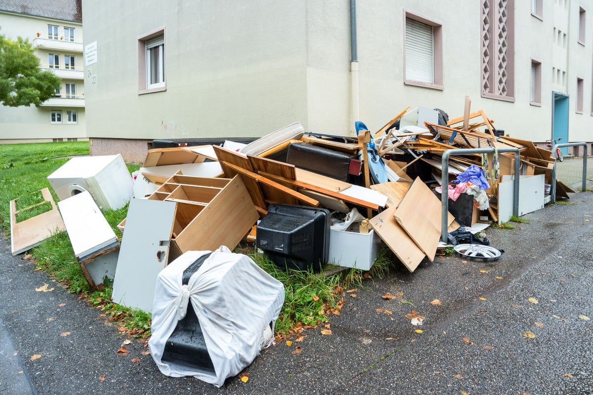 Condominio: lasciare rifiuti nel cortile comune è reato