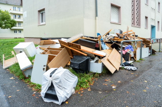 Condominio: lasciare rifiuti nel cortile comune è reato
