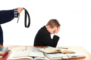 Divieto di avvicinamento alla scuola per la maestra violenta