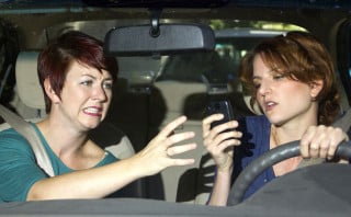 Cellulare alla guida: in arrivo sospensione della patente fino a 6 mesi e taglio di 10 punti