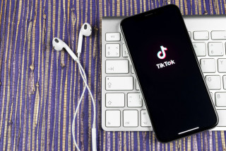 Tik Tok, dal 9 febbraio stop agli under13