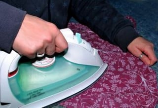 Esercizio arbitrario delle proprie ragioni: commette reato la domestica sottopagata che minaccia la madre della datrice di lavoro