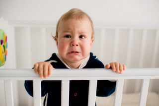 Lasciare da solo il figlio minore anche per poco tempo è reato