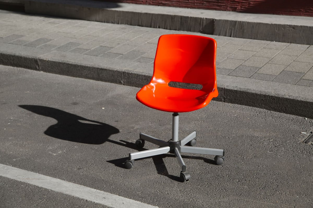 Occupare il parcheggio con una sedia è illecito