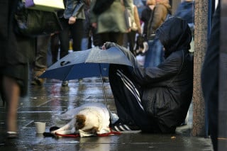 Cassazione: vietato pubblicare foto di mendicanti