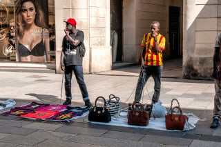 Comprare borse e abiti taroccati non è reato