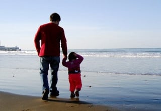 Tribunale di Milano: Se il coniuge che vive con i figli è più abbiente deve versare un assegno al genitore non collocatario