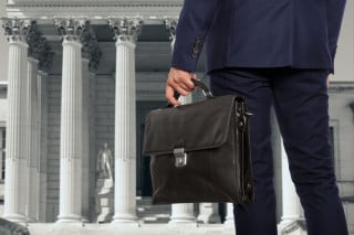 Avvocati: prestigio sotto al 20%. Meglio medici, ingegneri e consulenti del lavoro