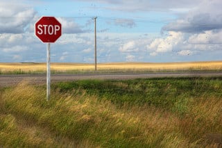 Reato per chi non si ferma allo stop