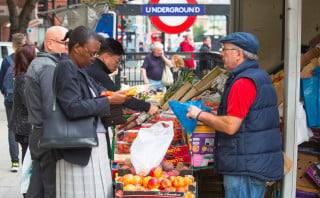 Fruttivendolo abusivo? 5mila euro di multa e Daspo urbano