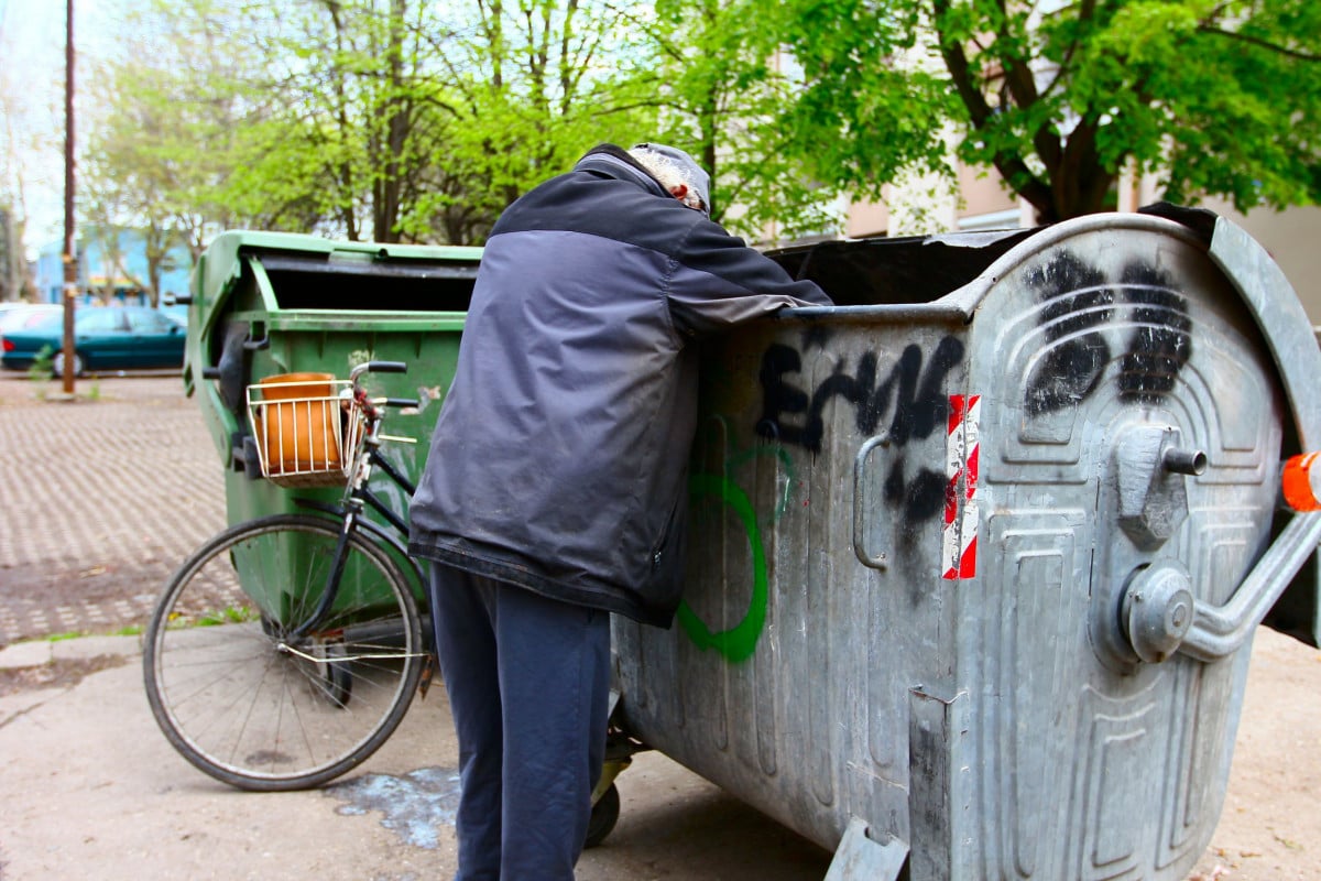 Multa da 200 euro per chi rovista tra i rifiuti