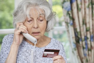 Telefonia: reato attivare un servizio mai richiesto dal cliente