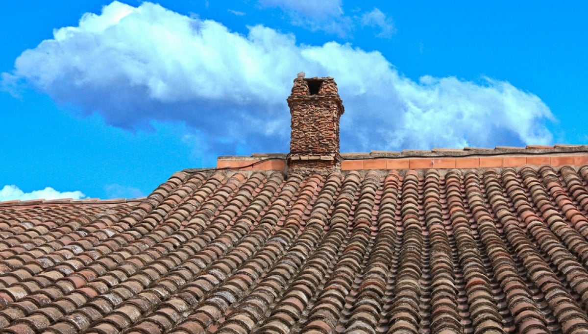 Cassazione: va demolita la canna fumaria pericolosa e non utilizzata da tutti i condomini