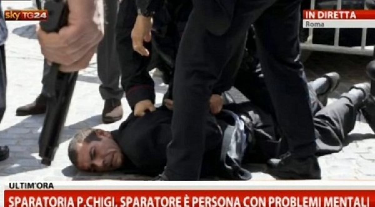 Sparatoria davanti a Palazzo Chigi. Due agenti e una donna feriti dall'attentatore. I video di SkyTg24