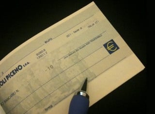 Cassazione: legittimo il licenziamento del cassiere che accetta pagamenti con assegni