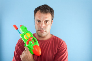 Condominio: impedire il parcheggio al vicino usando una pistola di plastica è reato