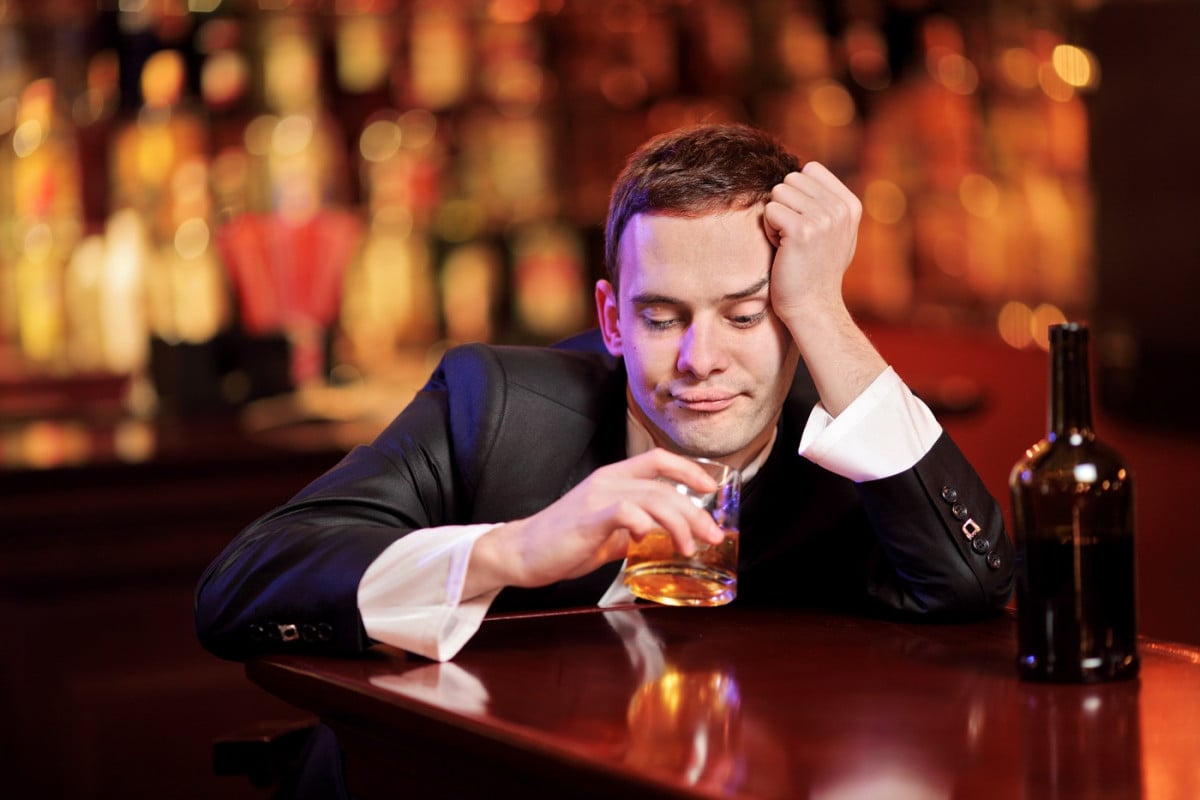 Un terzo degli avvocati ha problemi con l'alcool e il 28% soffre di depressione: colpa dello stress lavorativo