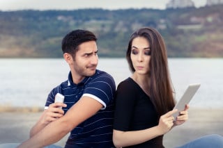 Spiare le mail altrui è reato