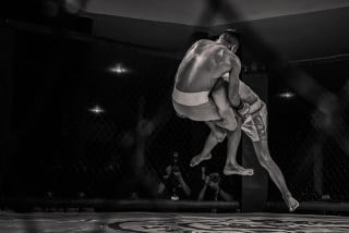 Cassazione: nessun risarcimento all'atleta colpito ai testicoli in un incontro di MMA