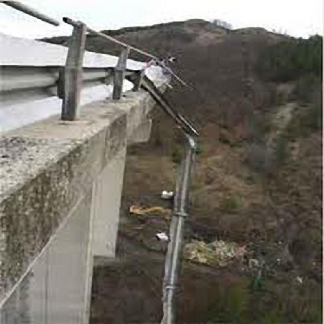 Automobile precipita nel viadotto a causa del guard rail obsoleto, la Cassazione condanna il consorzio autostrade siciliane