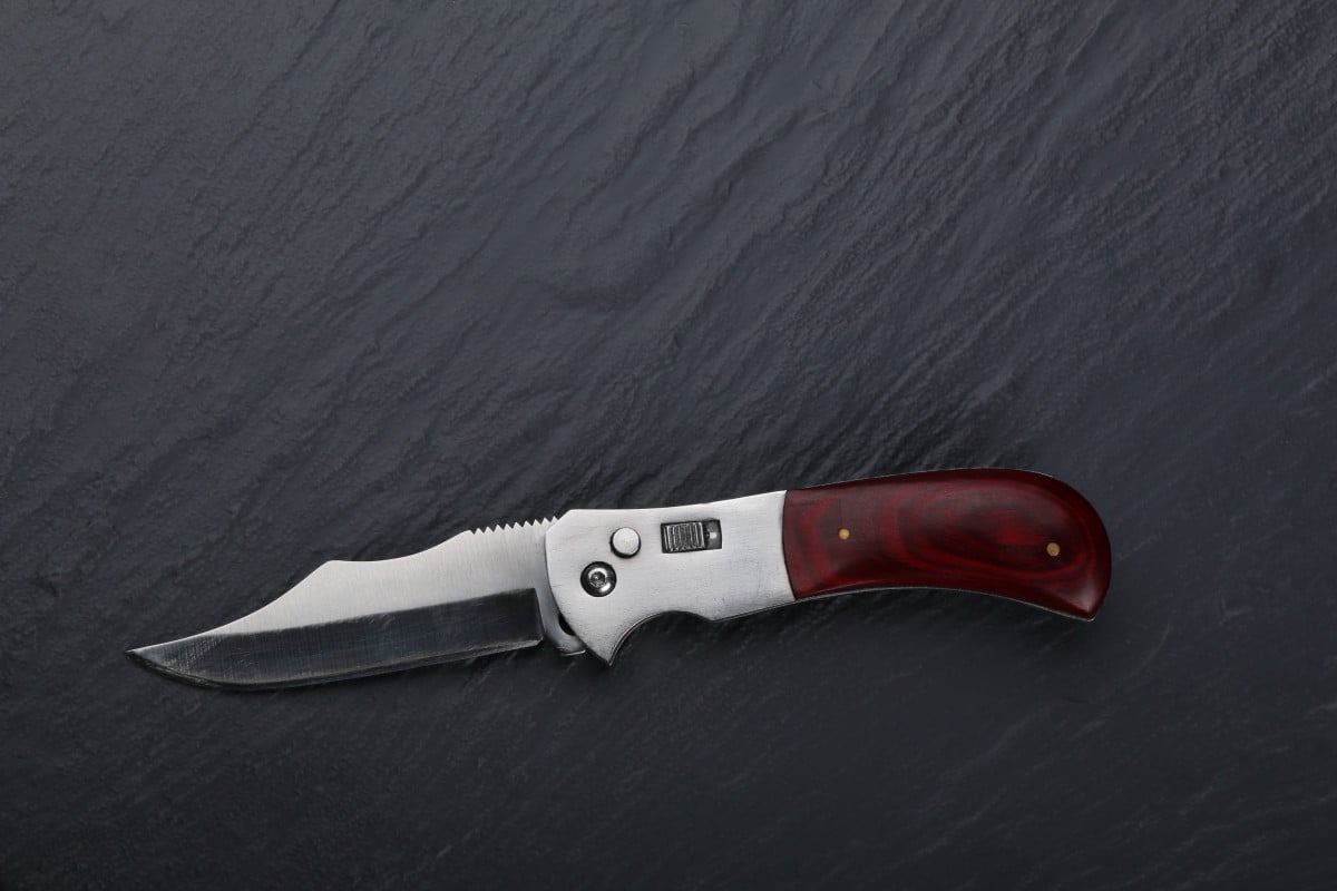 Coltello a serramanico: è arma propria o impropria?