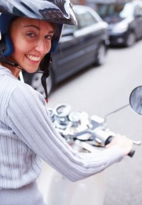 Anche i minorenni in motorino in due. Ma quali sono le conseguenze sul versante assicurativo?