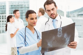 Il medico radiologo deve prescrivere esami più approfonditi