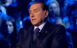 “Siparietto” del giorno: Berlusconi sbaglia comizio e sostiene la sinistra