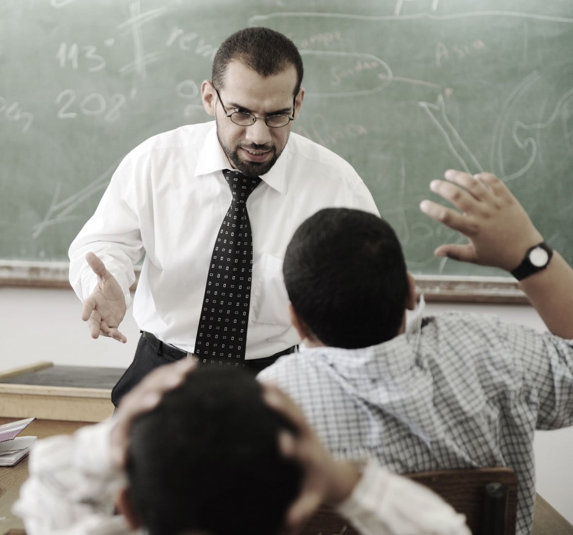 Maltrattamenti per il prof che dà del 'deficiente' all'alunno