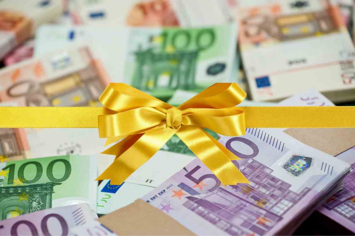 Bonifico al figlio: cosa scrivere nella causale evitando problemi col Fisco