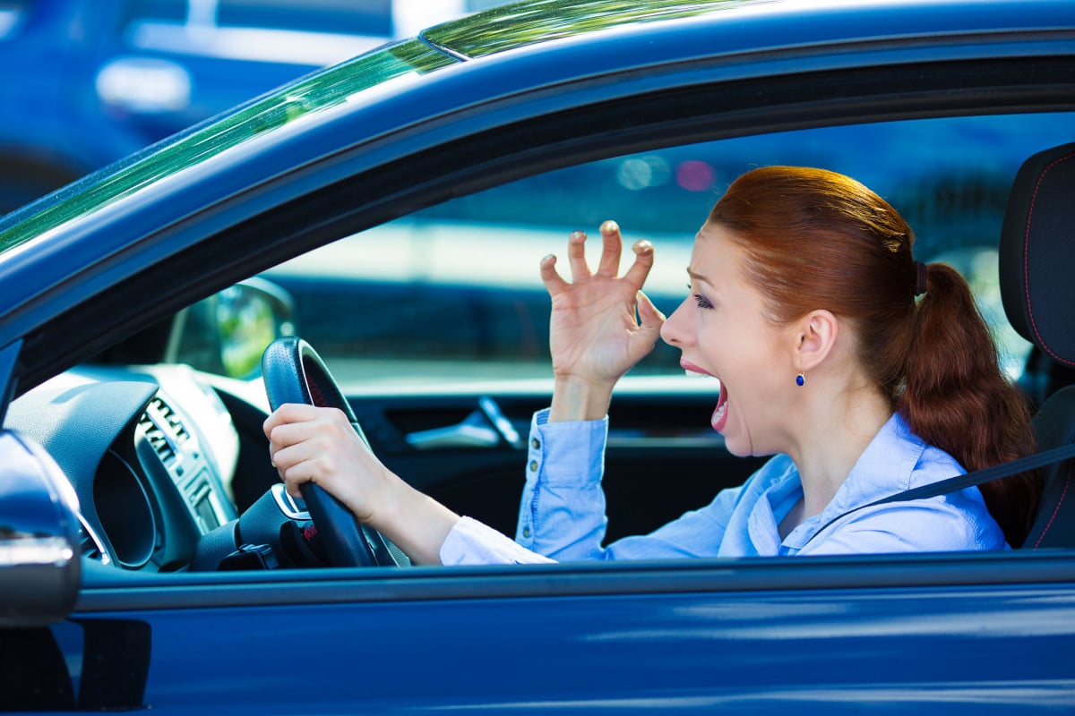 Vigile sanziona automobilista perché si sta grattando l'orecchio