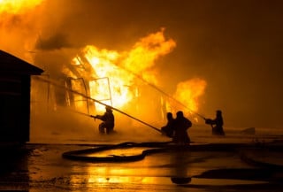 Cassazione: se l'incendio è doloso il proprietario non risponde dei danni al vicino