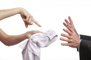 Separazione: addebito al marito che tradisce, anche se lei lascia la casa