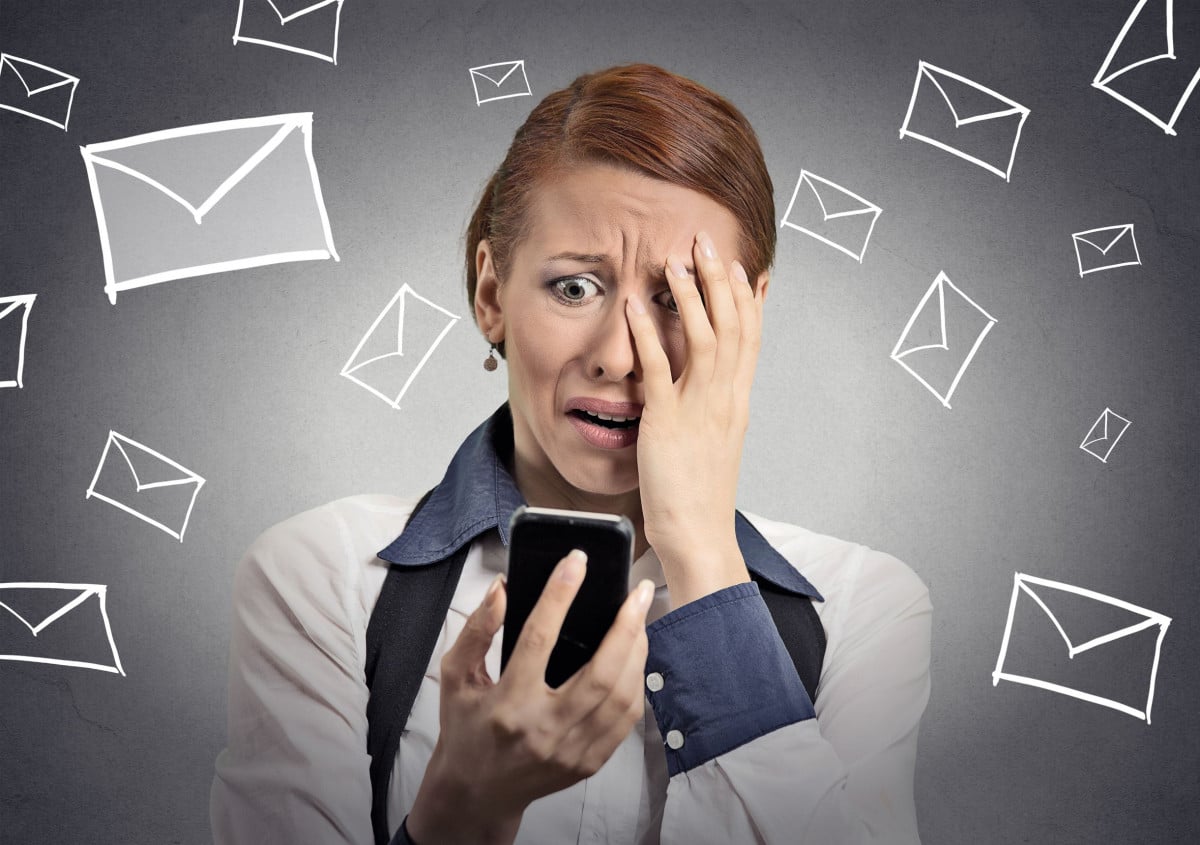 Stalking minacciare per gelosia l'amico della moglie su Facebook