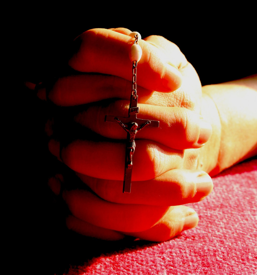 Niente chiesa per il fedele ai domiciliari. La messa si può seguire alla tv