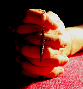 Niente chiesa per il fedele ai domiciliari. La messa si può seguire alla tv