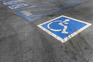 Permesso auto invalidi: usare una fotocopia non è reato
