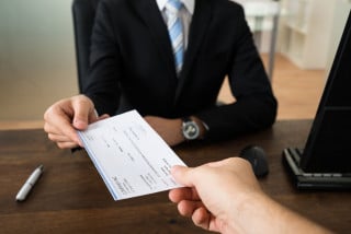 Assegni contraffatti: la banca che paga è responsabile solo se il falso è evidente