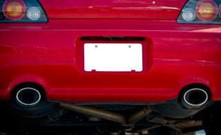 Cassazione: coprire la targa dell'auto è reato
