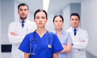 Pene più severe per chi aggredisce medici e operatori