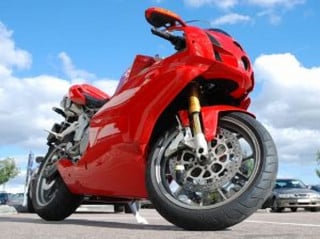 Gobba sull'asfalto? Niente risarcimento al centauro che supera i limiti di velocità
