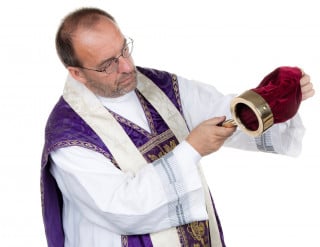 Cassazione: rubare offerte dei fedeli in chiesa è furto aggravato