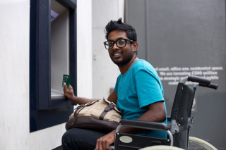 Bancomat: diritto di prelievo garantito anche al disabile