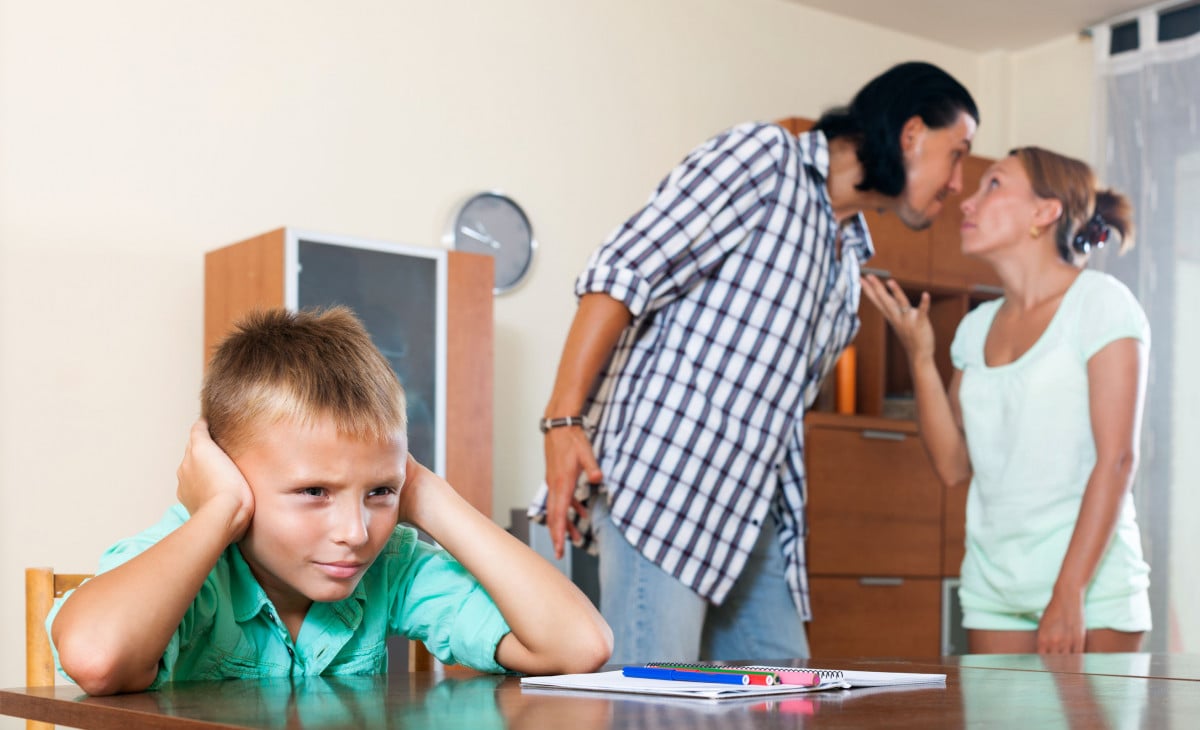 Va ammonito il padre che parla male ai figli della ex
