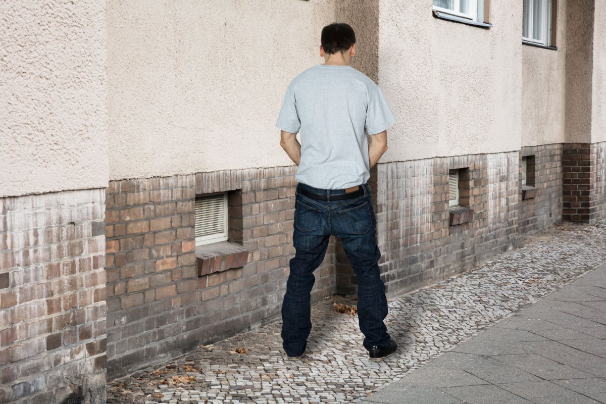Condominio: la pipì sul muro del vicino non è reato