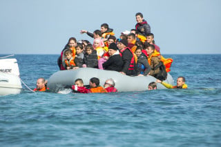 Respingimento migranti in mare: quando è reato