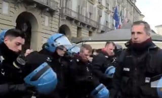 L'Italia dei Forconi trova i suoi eroi tra gli agenti: solidarietà o prassi? Di la tua o vota il sondaggio